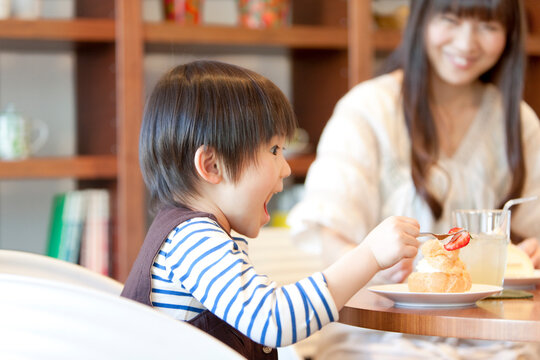 デザートを食べる男の子と母親