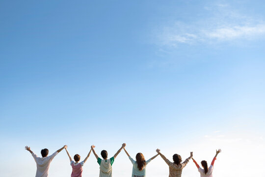 並んで手をつなぐ若者たち