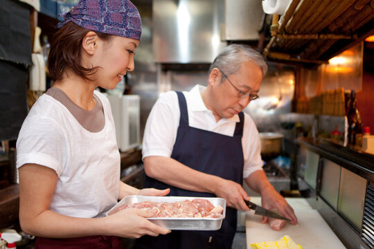 調理をしている店員2人