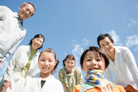笑顔の3世代家族