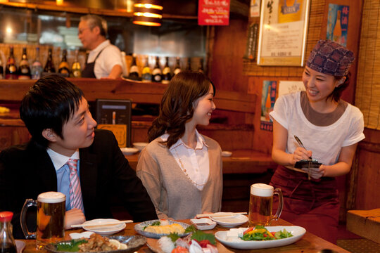 注文を聞く店員とビジネスマン2人