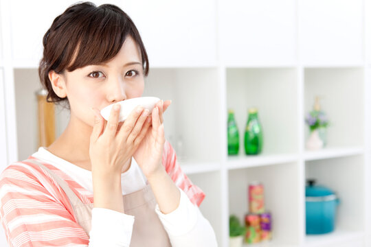 味見をしている女性