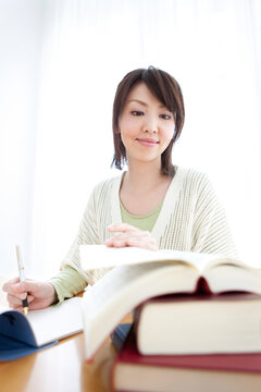 手紙を書く女性