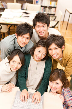 寄り添う笑顔の大学生6人