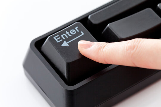 キーボードを押している手