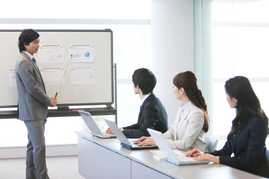 会議中のビジネスマンとビジネスウーマン