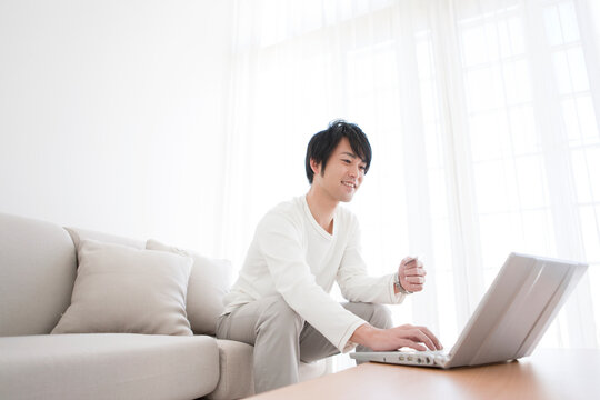 パソコンを操作する男性