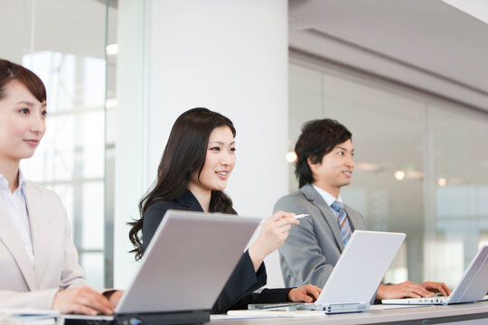 会議中のビジネスマンとビジネスウーマン