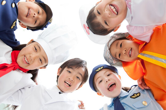 円陣を組む子供6人