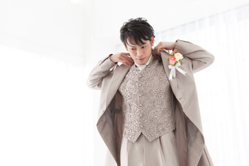 ジャケットを羽織る新郎