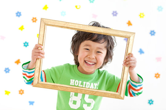 額縁を持っている男の子