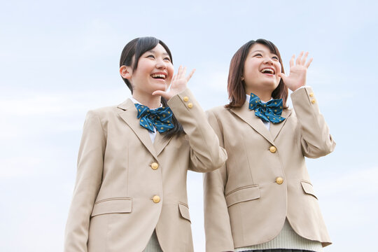 呼びかける女子高生2人