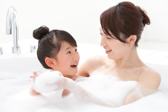 泡風呂に入る親子
