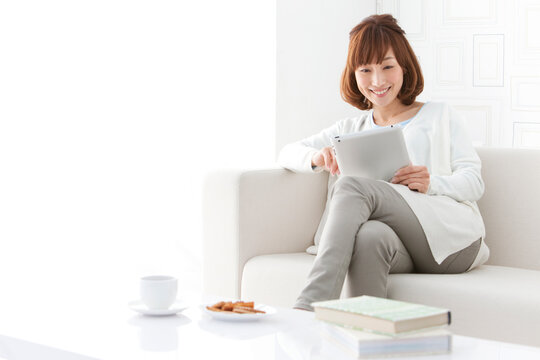 タブレットPCを操作する女性