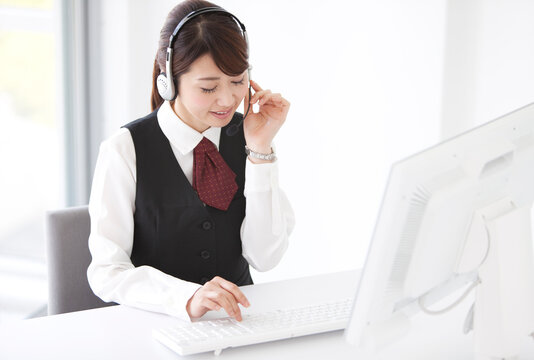 インカムで話す制服姿の女性