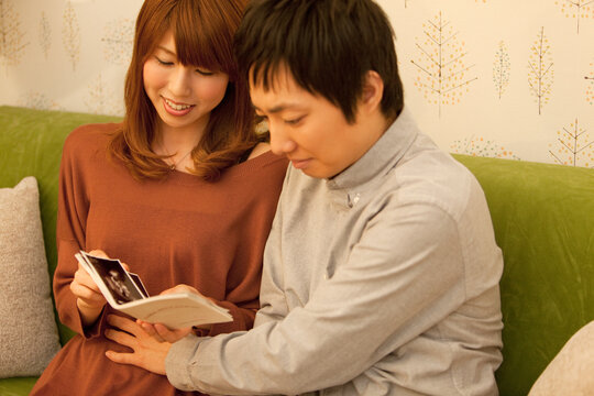 胎児のエコー写真を見ている夫婦