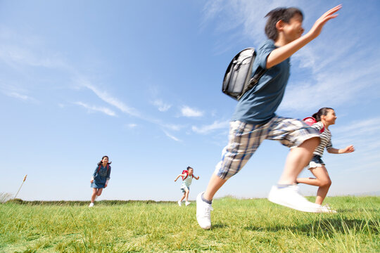 走っている小学生4人