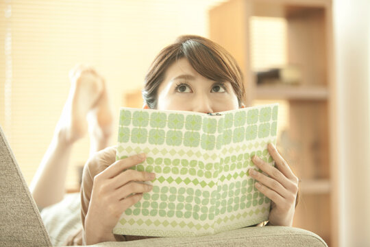 本を読む女性