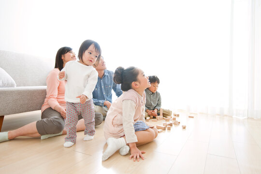 おもちゃで遊ぶ家族5人