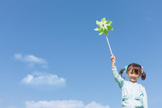 風車を持っている笑顔の女の子