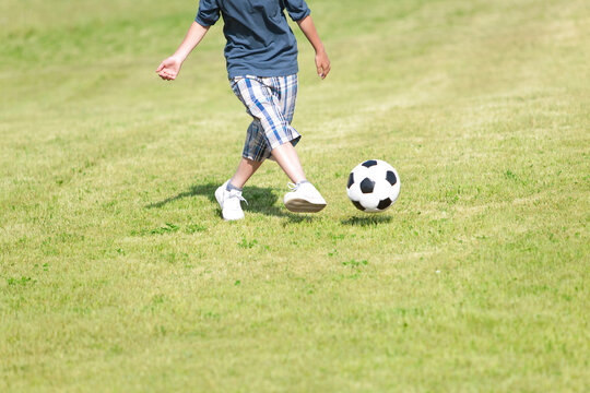 サッカーをする男の子