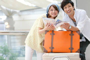 チケットを持つカップル