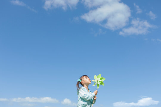 風車で遊ぶ女の子