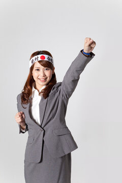 ガッツポーズをする先生