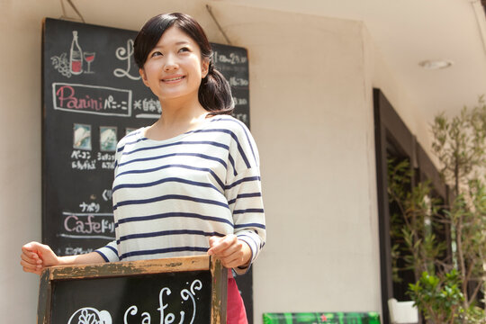 笑顔の店員
