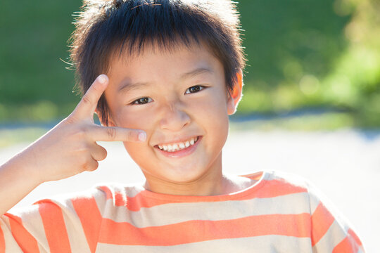 Vサインしている笑顔の男の子