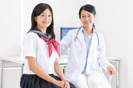 女子校生と女医