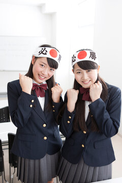 はちまきをした女子学生2人