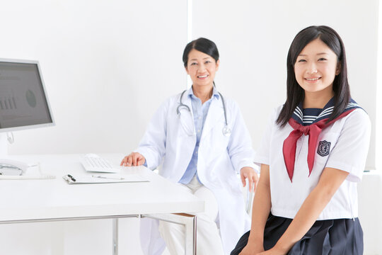 診察を受ける女子校生