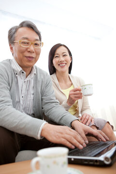 ティータイム中の中高年夫婦