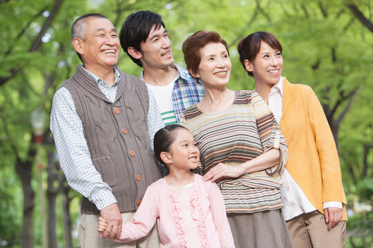 笑顔の3世代家族