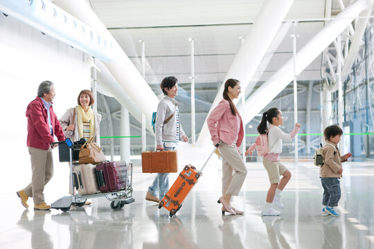 旅行に出かける3世代家族
