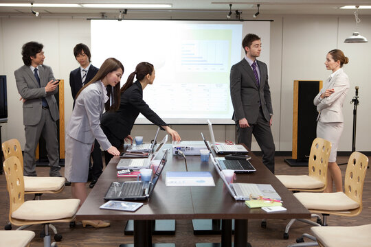 打ち合わせの準備をするビジネスマン6人