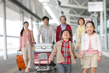 旅行に出かける3世代家族