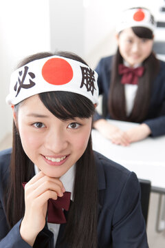 はちまきをした女子学生