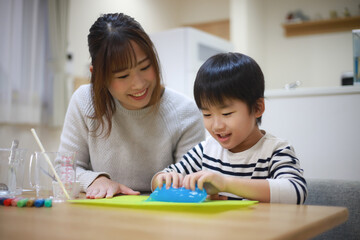 スライムで遊ぶ親子