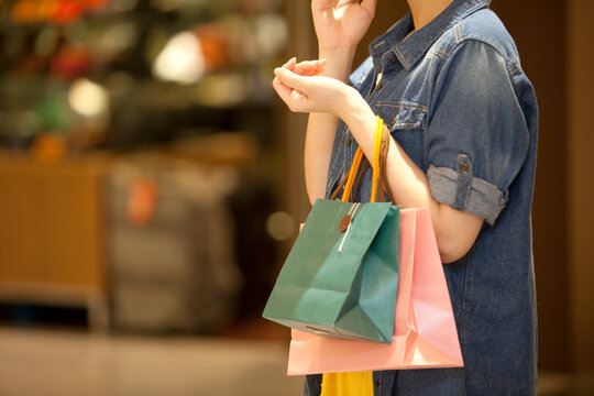 買い物袋を持つ女性