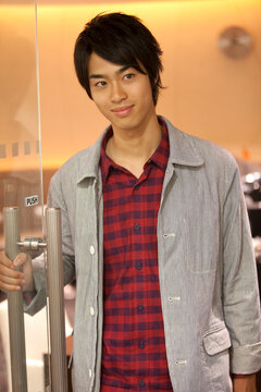 ドアを開ける男性