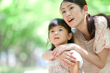 見上げている親子