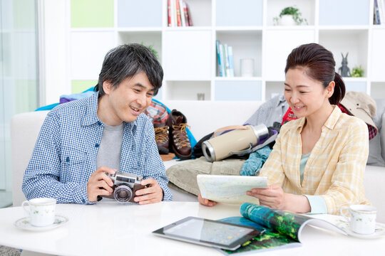 ハイキングの打ち合わせをする中高年夫婦