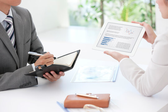 打ち合わせ中のビジネスパーソン2人