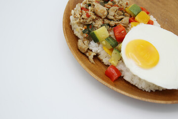 白バックに置かれたタイ料理のガパオ