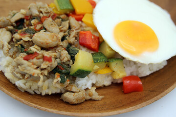 近くクローズアップで接写したタイ料理のガパオ