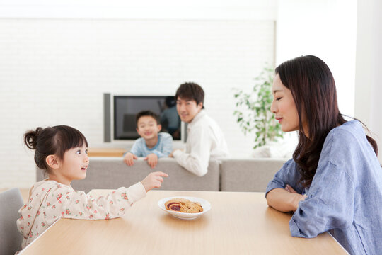 クッキーを指差す女の子と母親