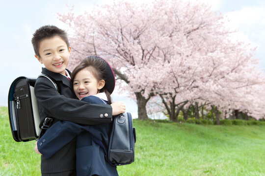 桜と笑顔の子供たち
