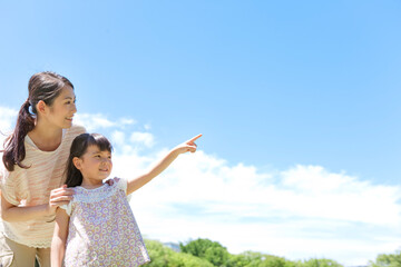 指差している女の子と母親